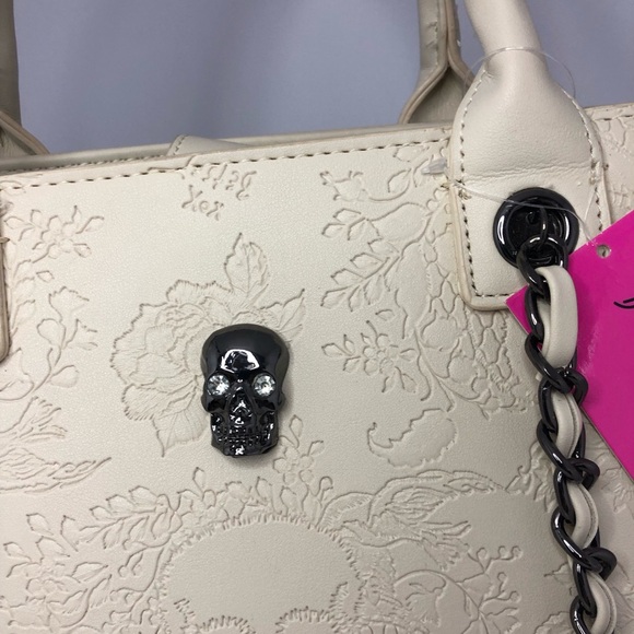 BETSEY JOHNSON NWT Large Skull Floral Embossed XOKIARA Tote Bag Cream - Picture 3 of 14